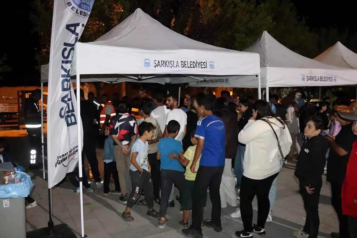 Şarkışla&apos;da açık hava sinema etkinliği düzenlendi