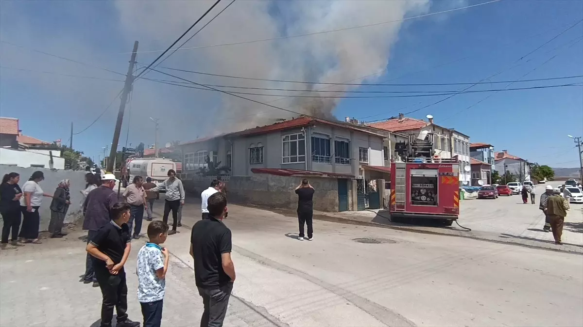 Şarkışla'da bir evin çatısında çıkan yangın söndürüldü