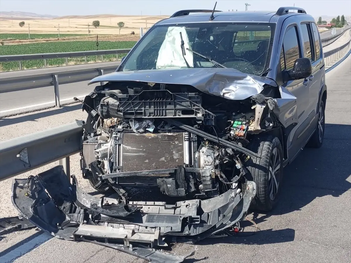 Sivas'ta Trafik Kazası: 2 Yaralı
