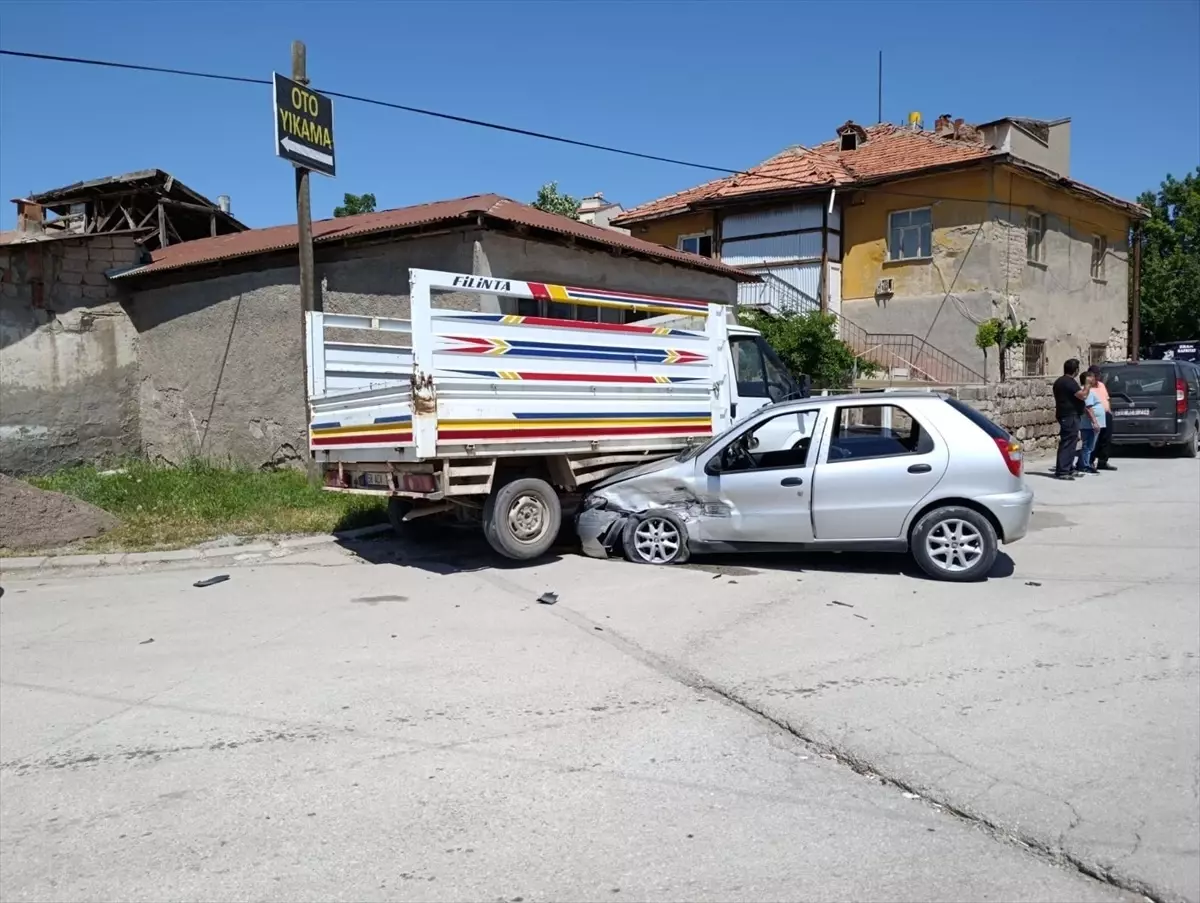 Sivas'ta Araç Kazası: 3 Çocuk Yaralandı