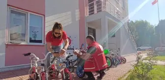 Kızılay'dan Öğrencilere Karne Hediyesi Bisiklet