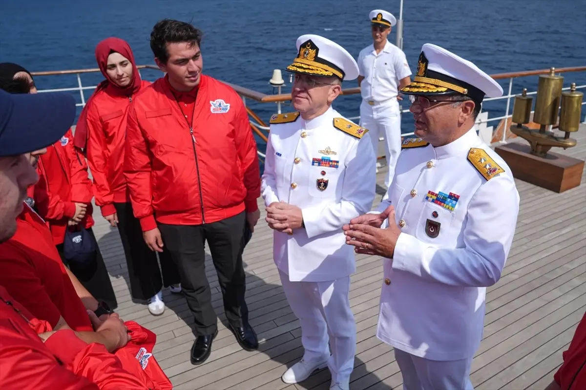 Savarona yatıyla Boğaz'daki geçiş törenine katılacak gençler duygularını AA'ya anlattı