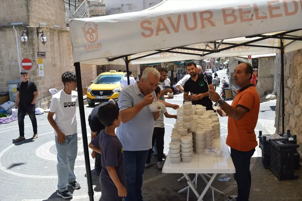 Mardin'in Savur ilçesinde Muharrem ayı aşure dağıtımı