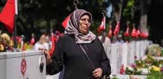 Şehit aileleri, arife günü Edirnekapı Mezarlığı'nı ziyaret etti