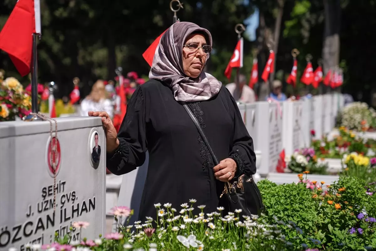 Şehit aileleri, arife günü Edirnekapı Mezarlığı'nı ziyaret etti