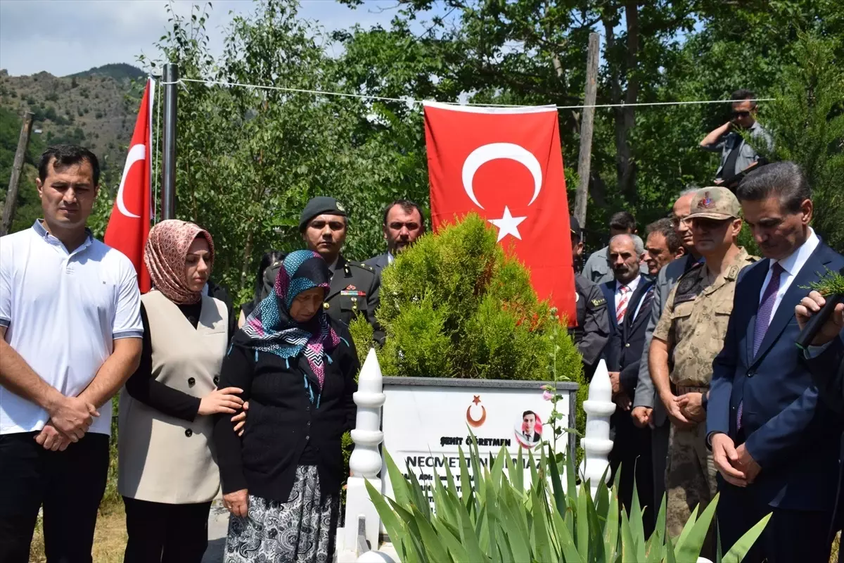 Şehit öğretmen Necmettin Yılmaz kabri başında anıldı