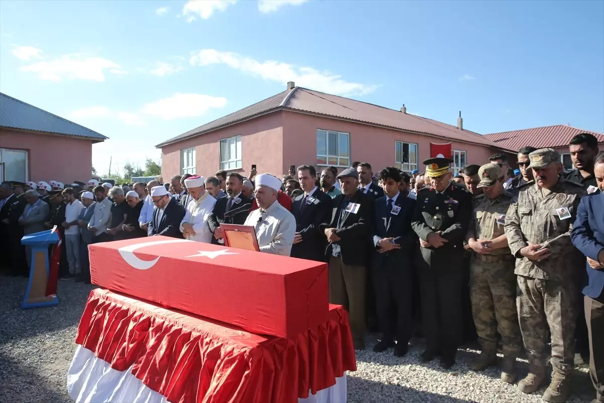 Şehit Piyade Sözleşmeli Er Yeşildemir, memleketi Bitlis'te son yolculuğuna uğurlandı