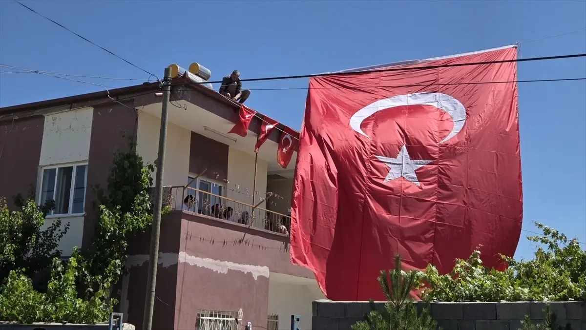 Şehit Piyade Uzman Çavuş Enver Yaman'ın Niğde'deki ailesine şehadet haberi verildi