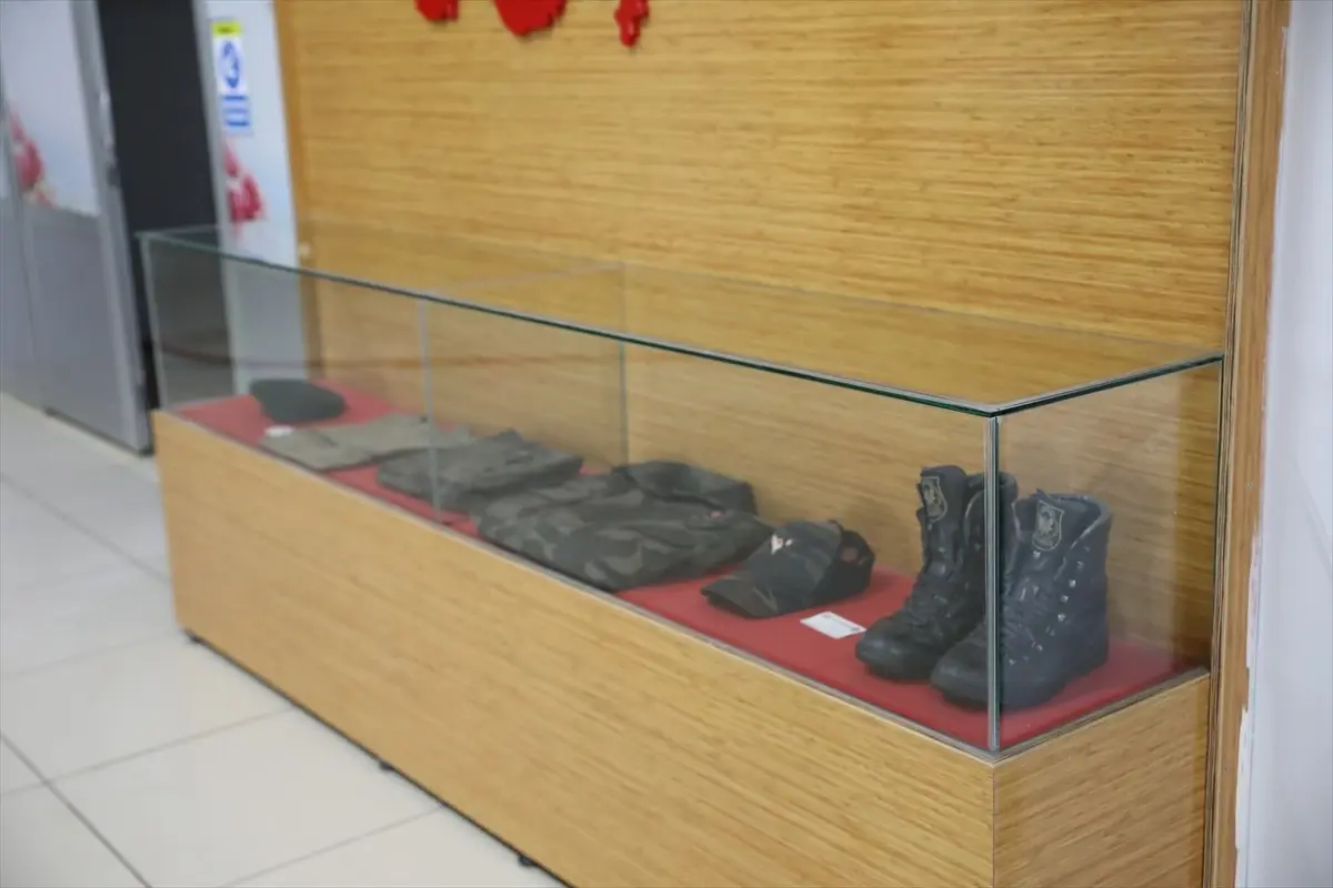 Şehit polis memuru Hamuryen'in fotoğrafları ve üniforması, adının verildiği okulda sergileniyor