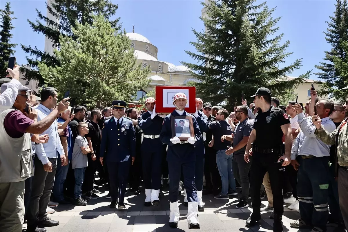 Şehit Uzman Çavuş Ümit Üzüm, memleketi Kayseri'de son yolculuğuna uğurlandı