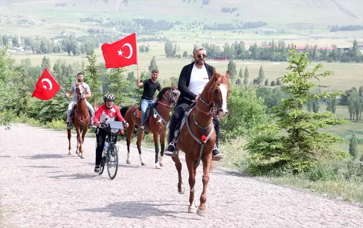 Şehitler için gazeteci Hasan Tahsin'in mezarından Nene Hatun'un kabrine kadar pedal çevirdi