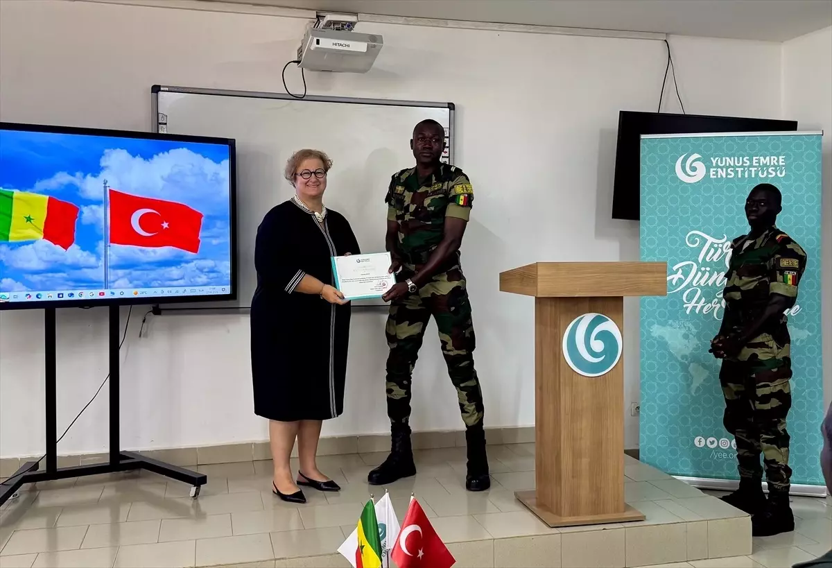 Senegal'de Türkçe Eğitim Merkezi'nin Yedinci Dönem Mezunları Törende Taçlandı