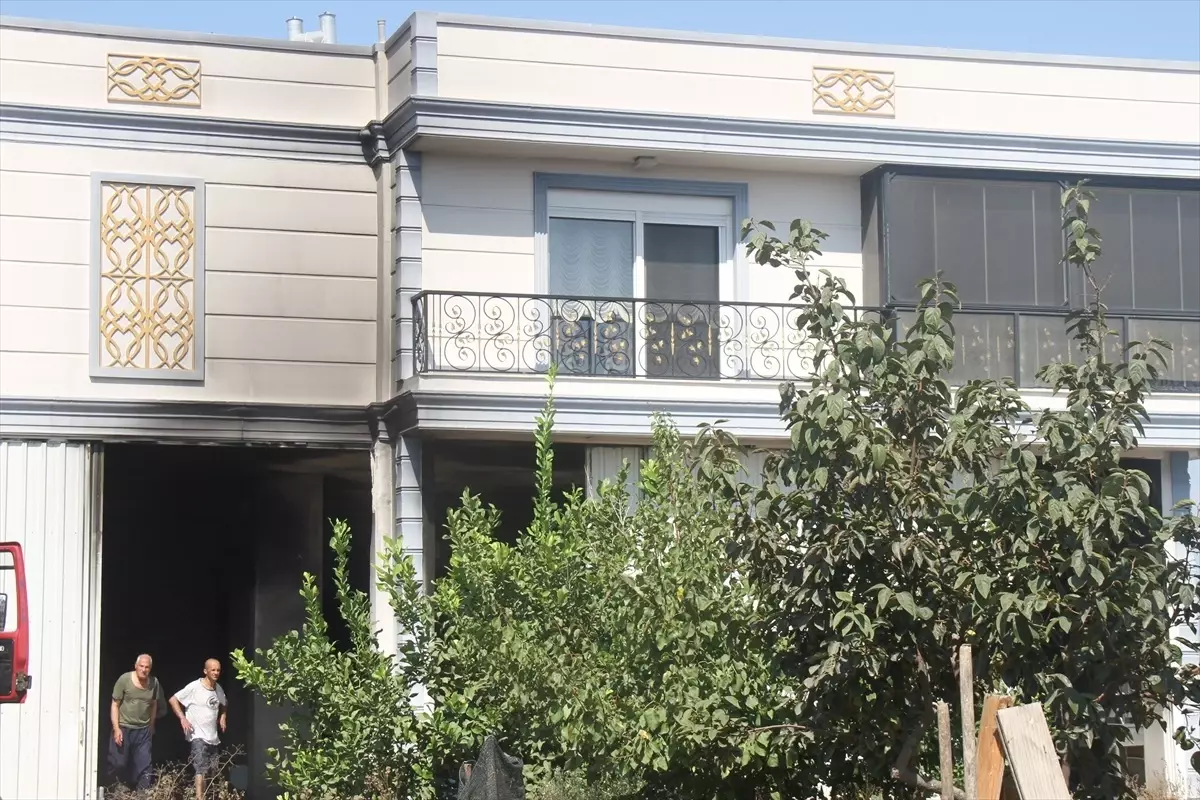 Antalya'nın Serik ilçesinde ev deposunda yangın çıktı