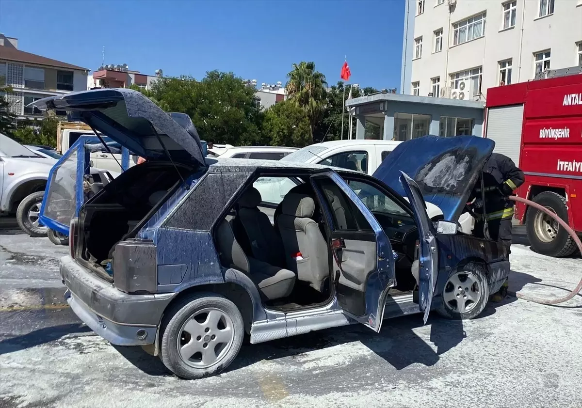 Antalya'da Hastane Otoparkında Otomobil Yangını
