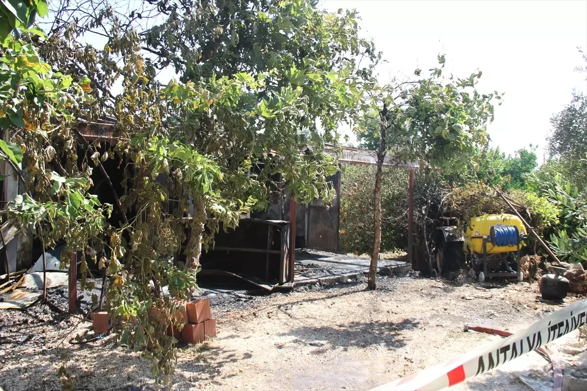Antalya'da Prefabrik Evde Yangın: 81 Yaşındaki Adam Kurtarıldı