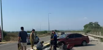 Antalya'da Otomobil Refüje Çarptı: Sürücü Yaralandı