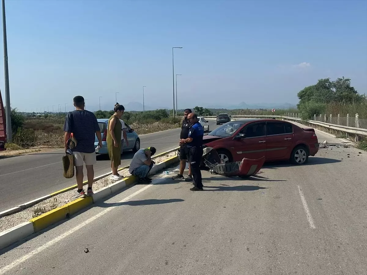 Antalya'da Otomobil Refüje Çarptı: Sürücü Yaralandı
