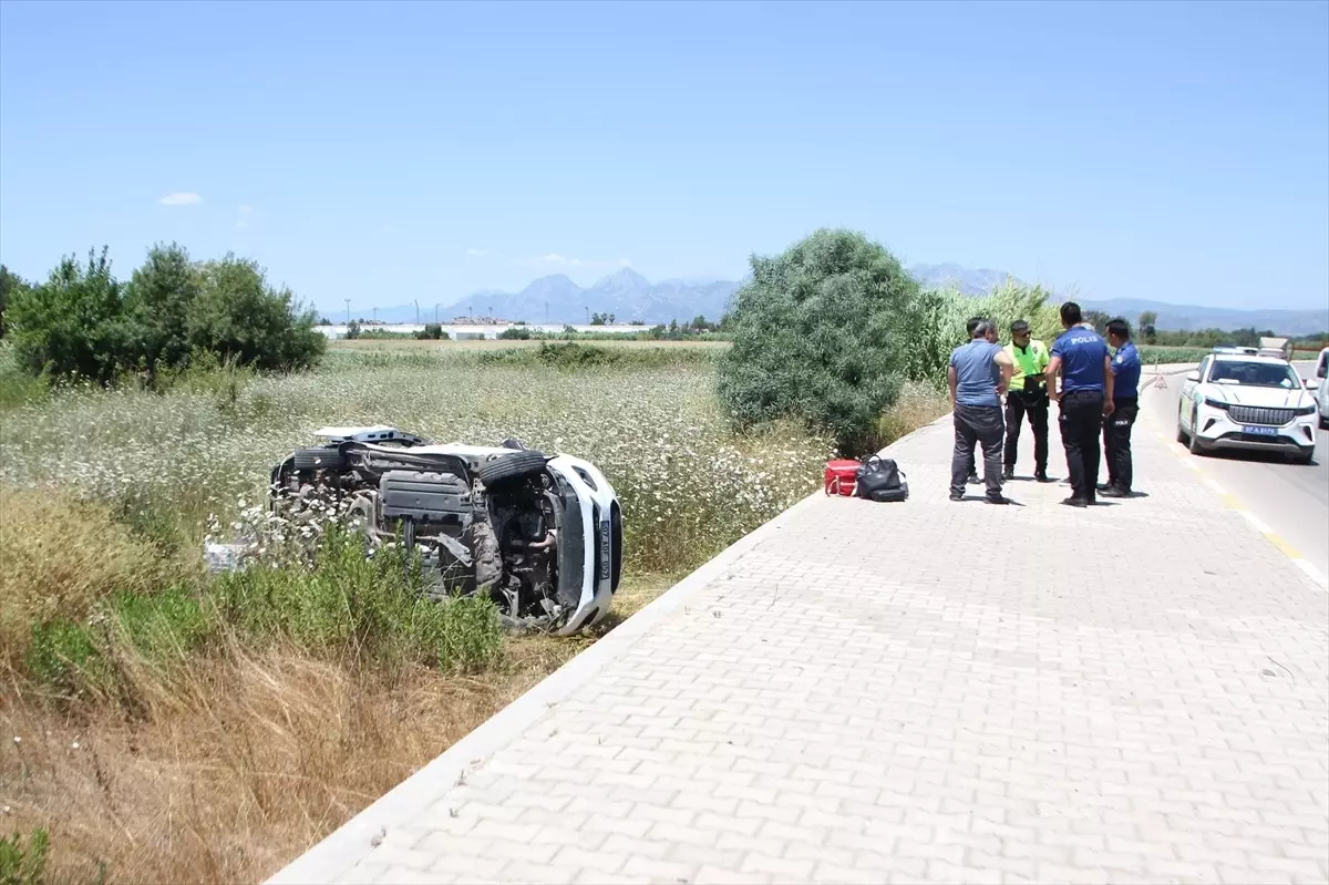 Antalya'da Hafif Ticari Araç Şarampole Devrildi: 1 Yaralı