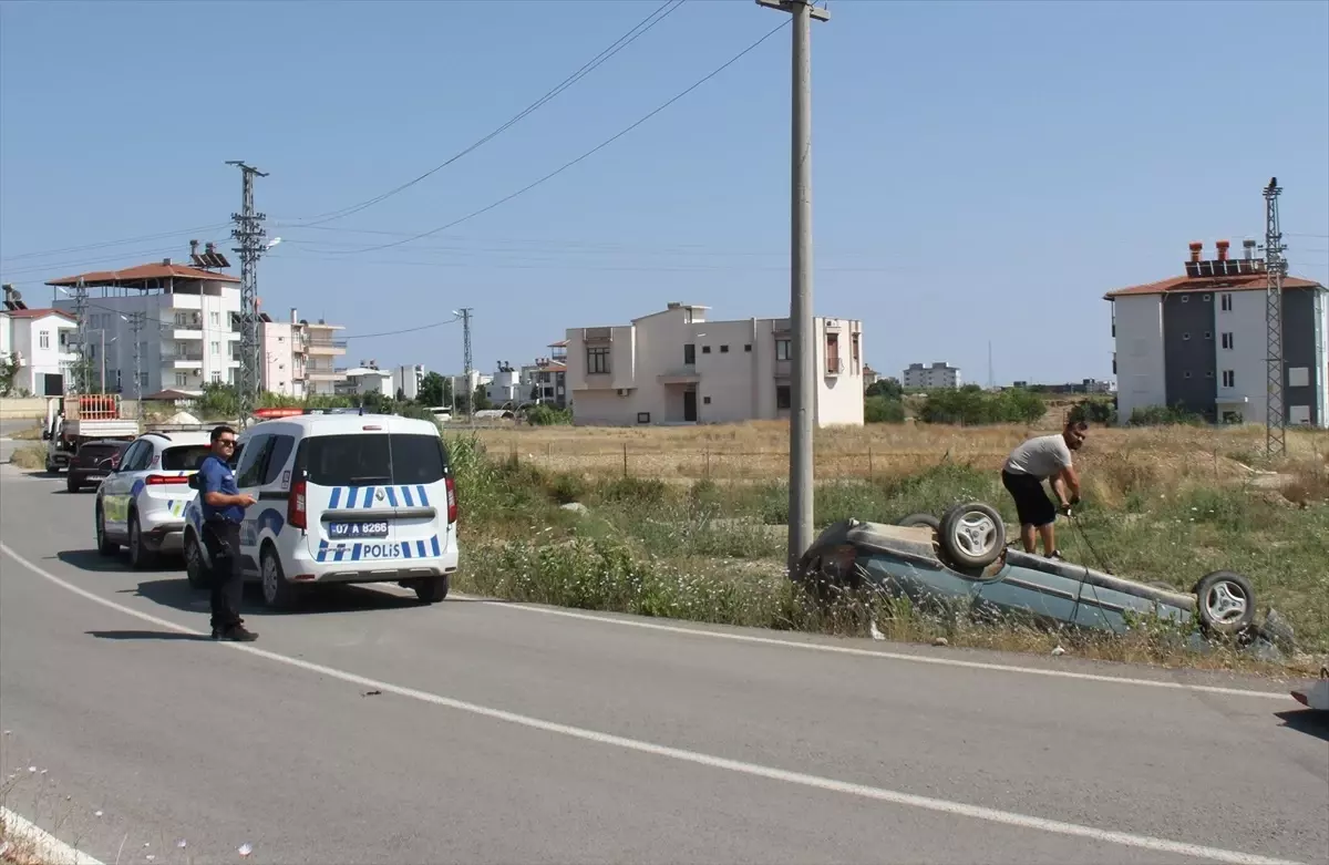 Antalya'da Otomobil Şarampole Devildi: 2 Yaralı
