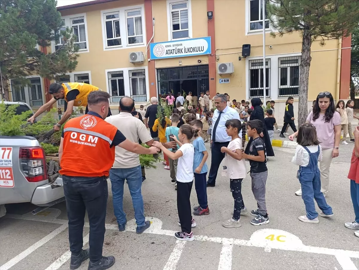 Seydişehir Atatürk İlkokulu'nda Fidan Dağıtımı Yapıldı