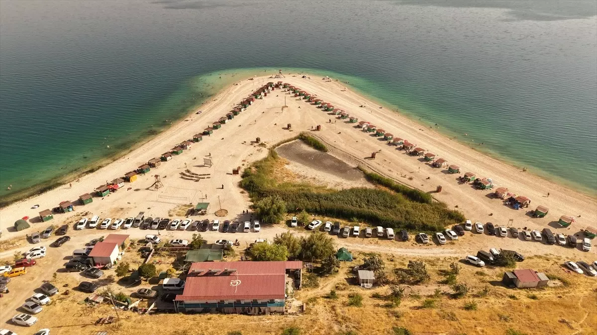 Van Gölü Sahilleri Sıcak Havalarda Yoğun İlgi Görüyor