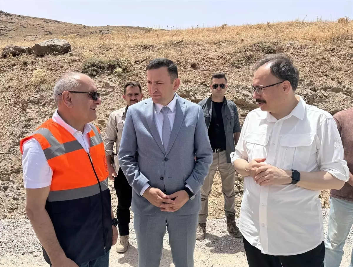 Siirt Çemikari Yaylası'nın 32 kilometrelik yolu yenileniyor