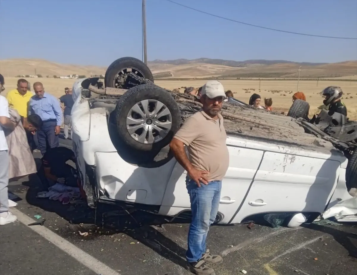Siirt'te Hafif Ticari Araç Devrildi: 9 Yaralı