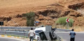 Siirt'te Devrilen Otomobilde Hasar Meydana Geldi