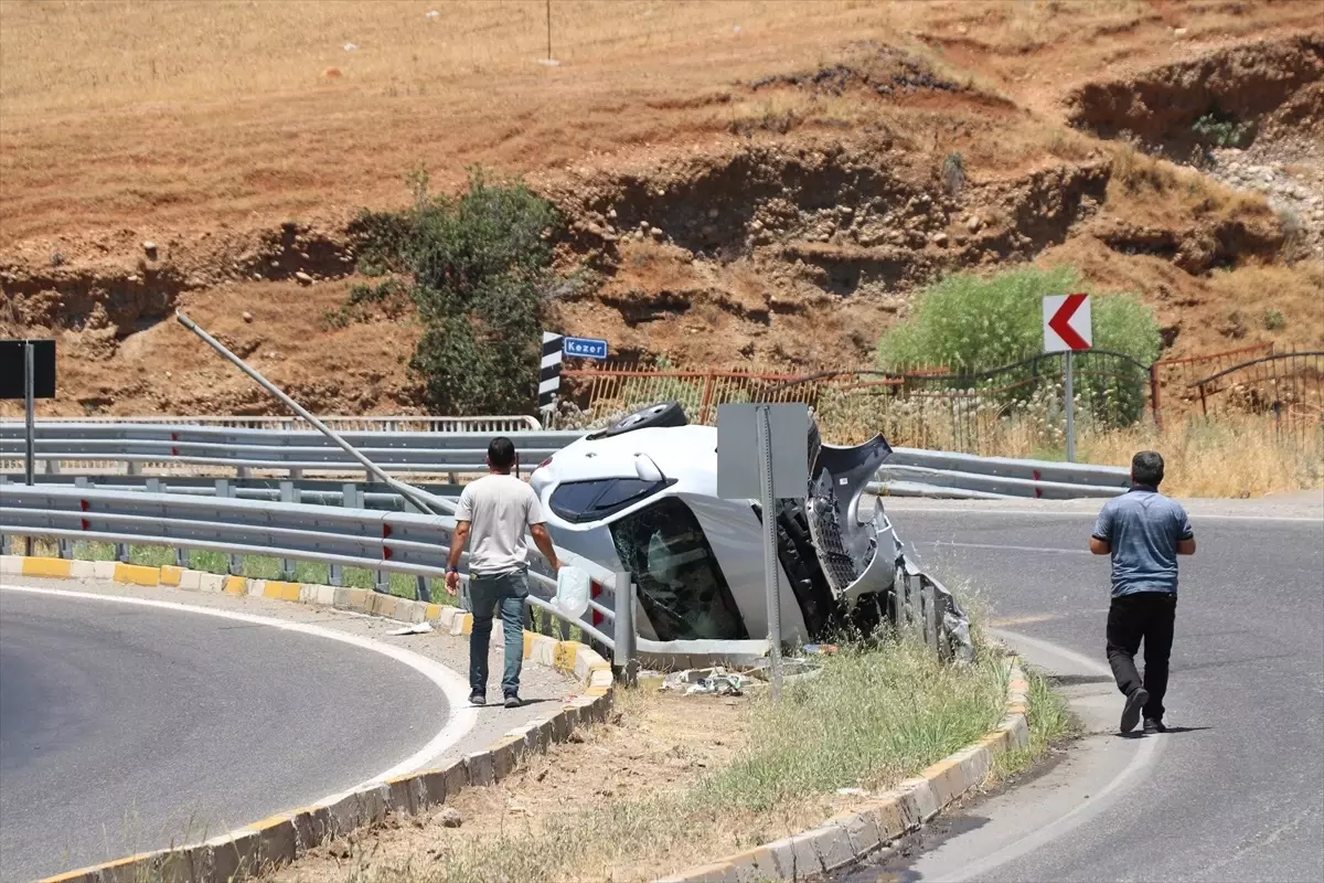 Siirt'te Devrilen Otomobilde Hasar Meydana Geldi