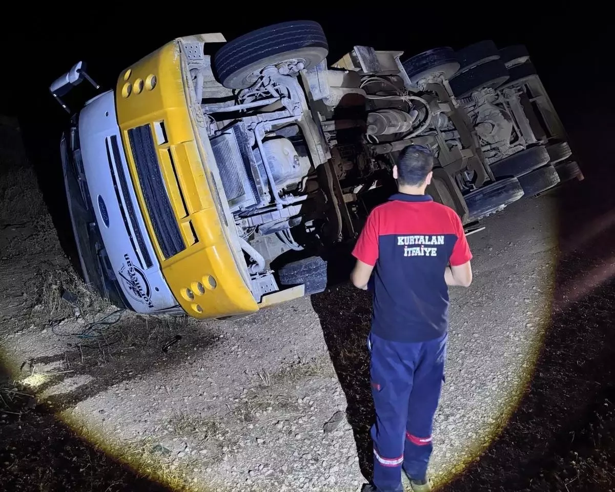 Siirt&apos;te Devrilen Vinç Sürücüsünü Yaraladı