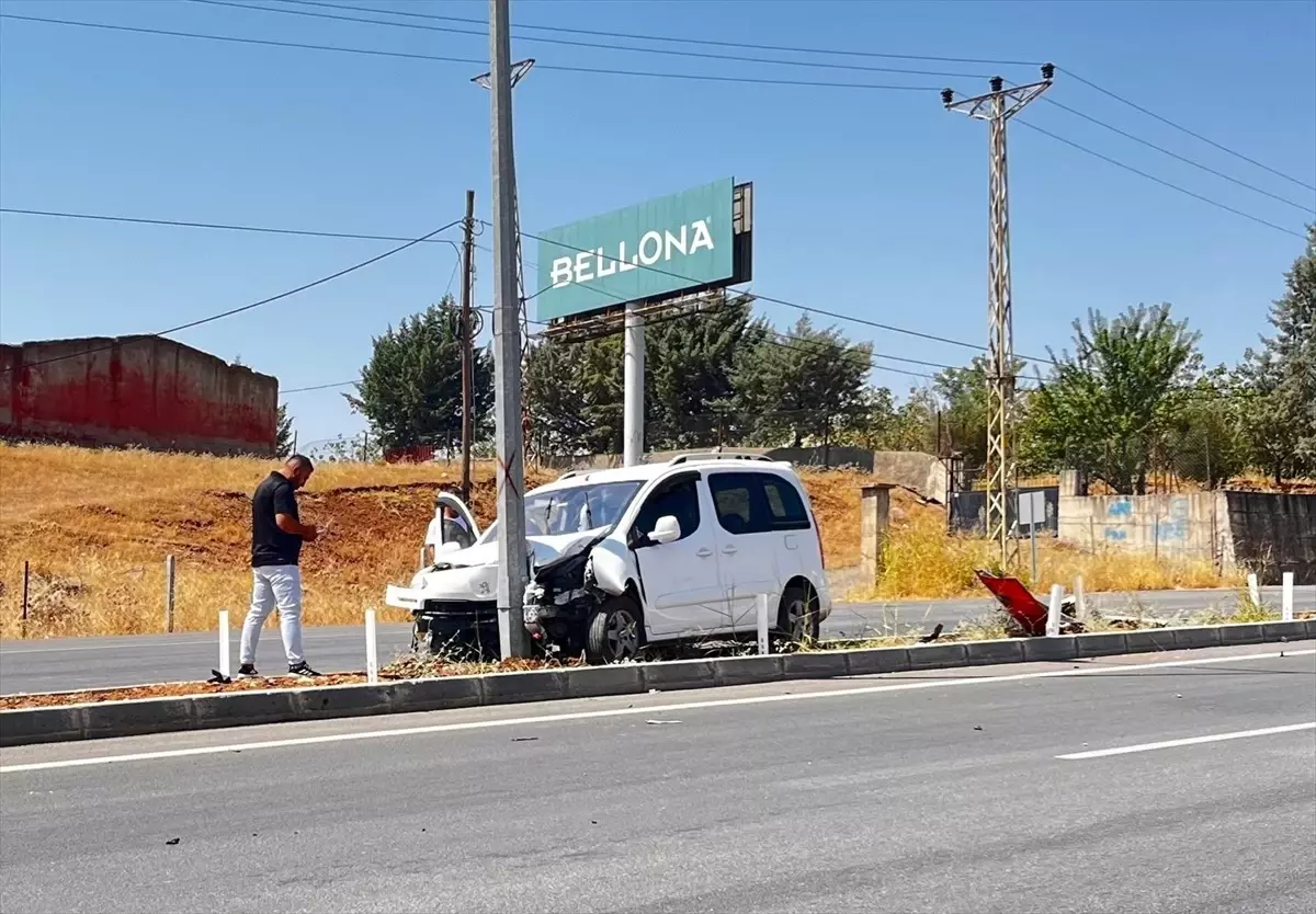 Siirt'te Aydınlatma Direğine Çarpan Araçta 4 Yaralı
