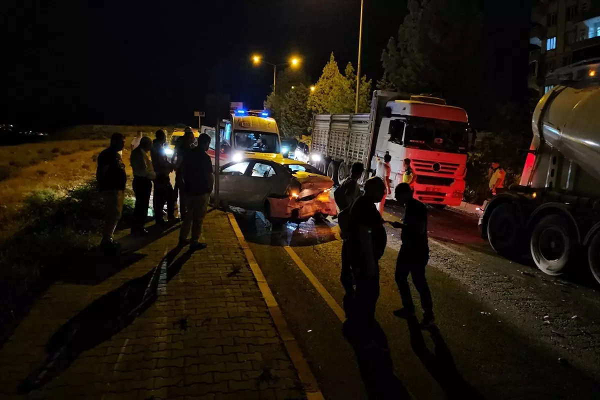 Siirt'te İki Otomobil Çarpıştı: 7 Yaralı
