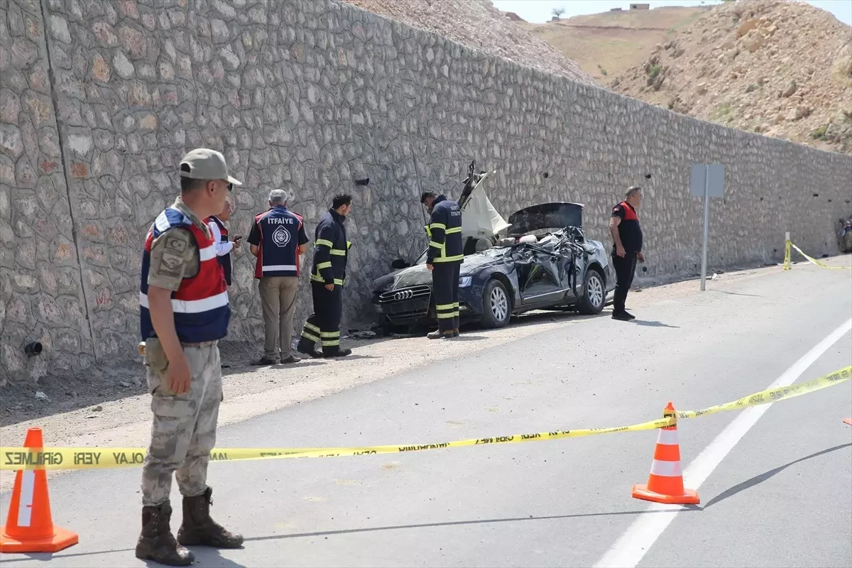 Siirt'te Otomobil ile Kamyonun Çarpıştığı Kazada Can Kaybı Arttı