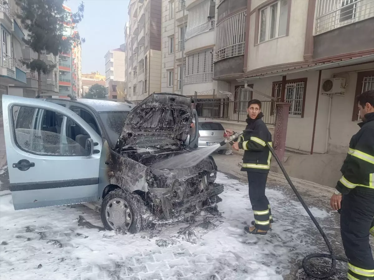 Siirt'te Park Halindeki Araçta Yangın Çıktı