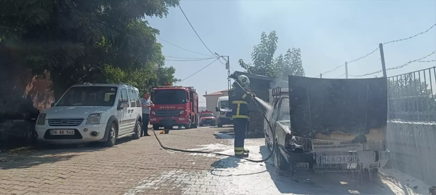 Siirt'te Park Halindeki Otomobilde Yangın Çıktı