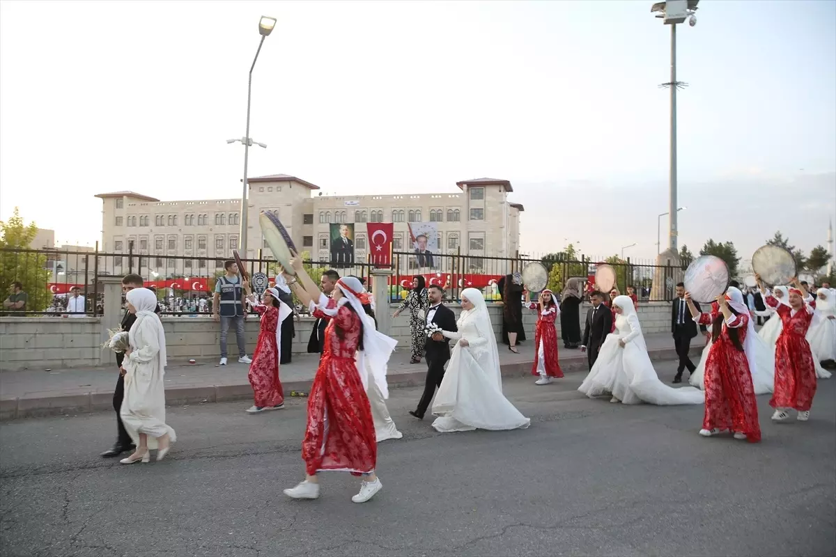 Siirt'te 40 Çift Toplu Düğün Töreni Düzenlendi