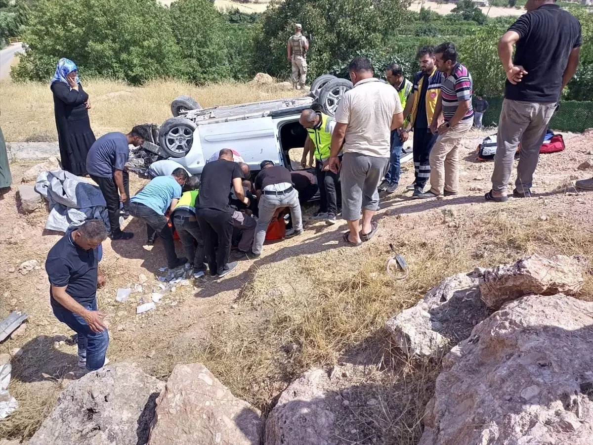 Siirt'te Hafif Ticari Araç Devrildi: 7 Yaralı