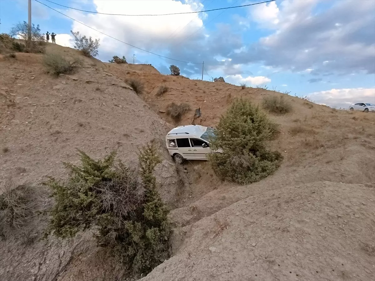 Siirt'te Hafif Ticari Araç Şarampole Devrildi: 2 Yaralı