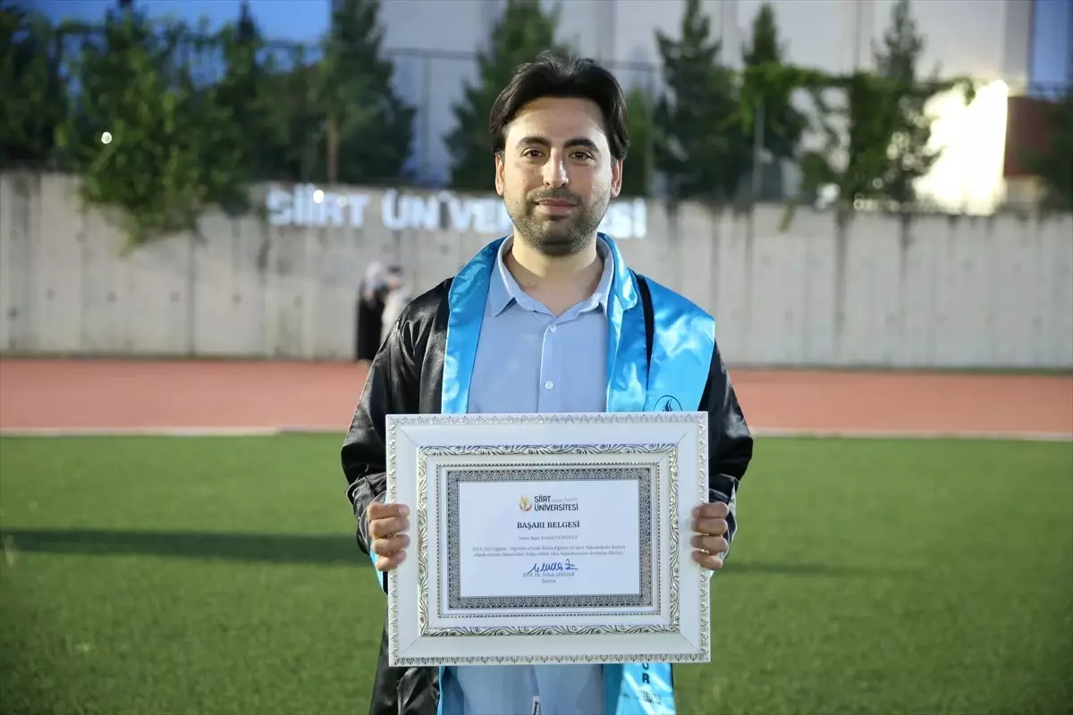 Öğretmen, Öğrencileriyle Birlikte Üniversiteden Mezun Oldu
