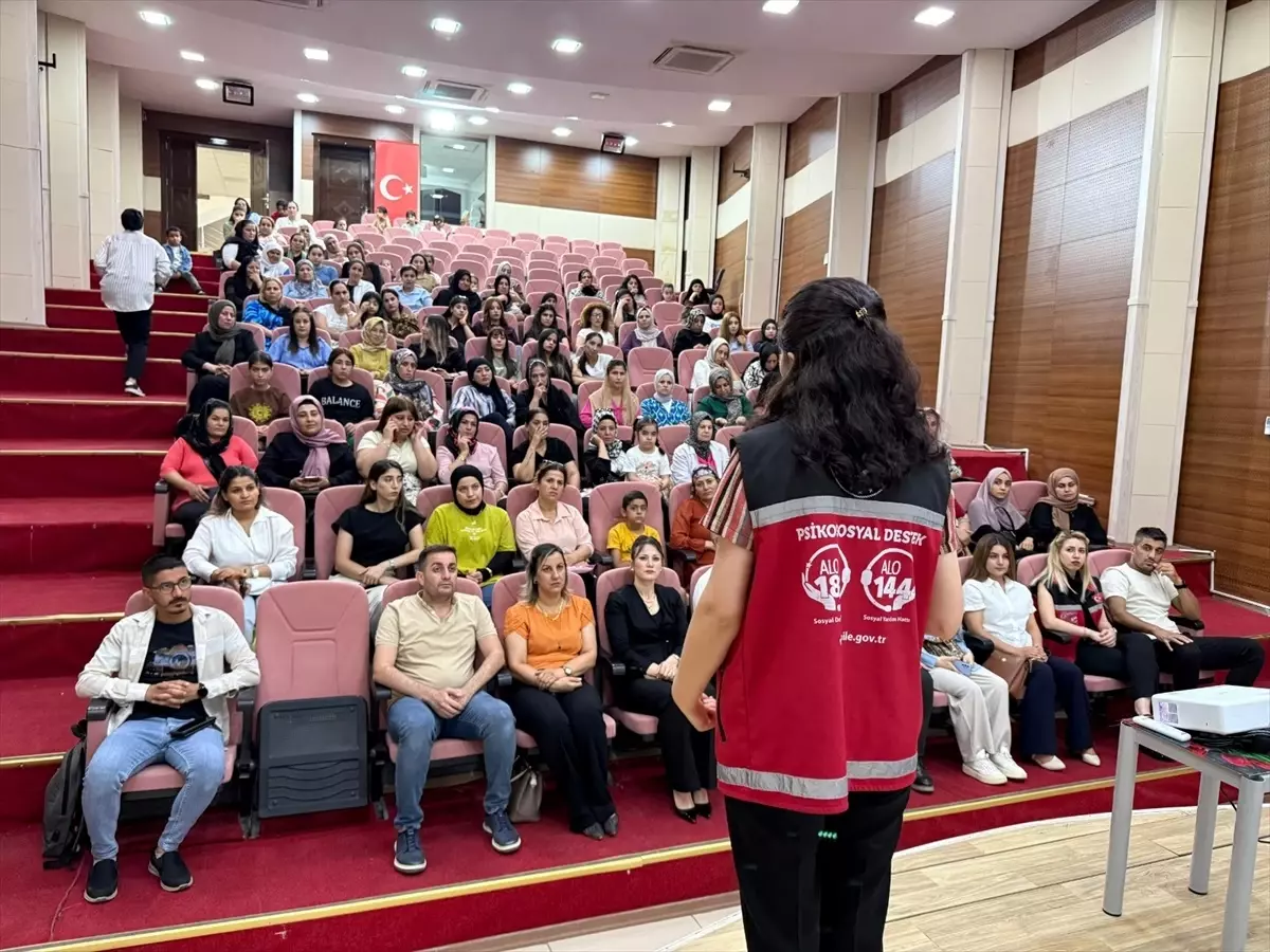 Silopi'de Koruyucu Aile Olmak Konulu Seminer Düzenlendi