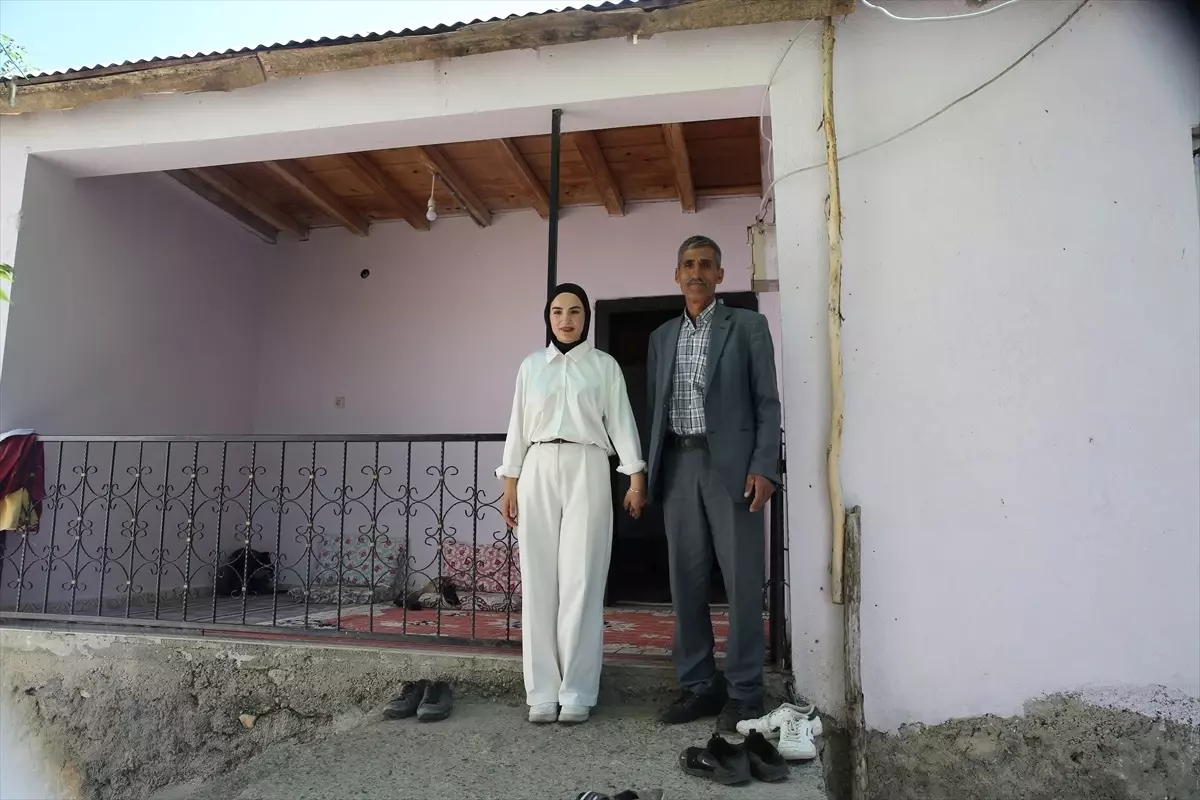 YKS Çıkışında Duygusal Anlar: 'Yılın Babası' Mesele Oldu