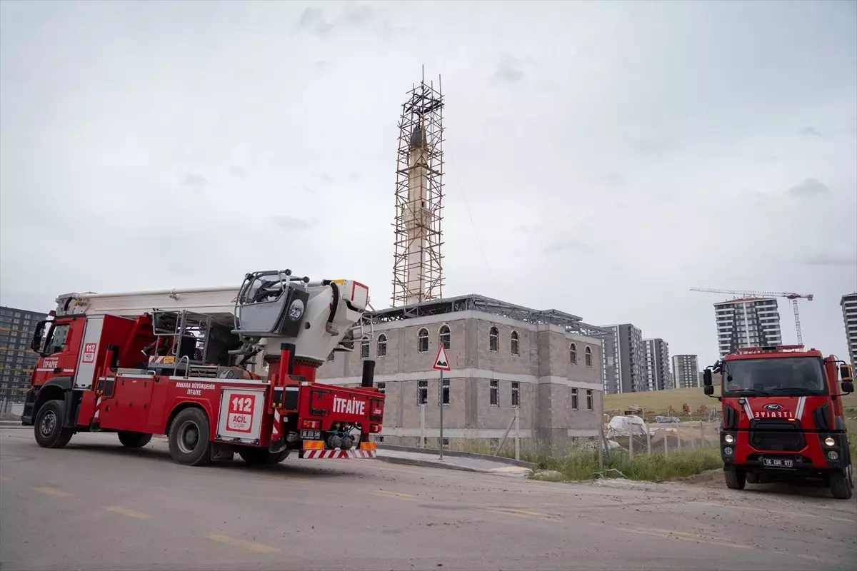 Sincan'da Cami Minaresine Yıldırım Düştü