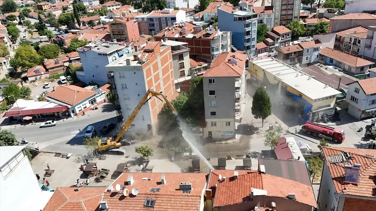 Sındırgı'da Deprem Sonrası Yıkım Çalışmaları Devam Ediyor