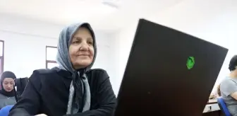 71 Yaşındaki Selma Şahin, Üniversite Diplomasını Almaya Hazırlanıyor