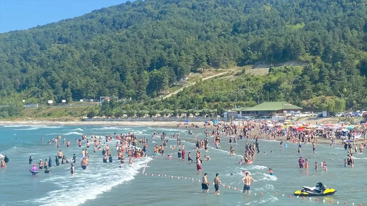 Samsun'un Türkeli Plajı'nda 8 Yaşındaki Çocuk Boğulma Tehlikesi Geçirdi