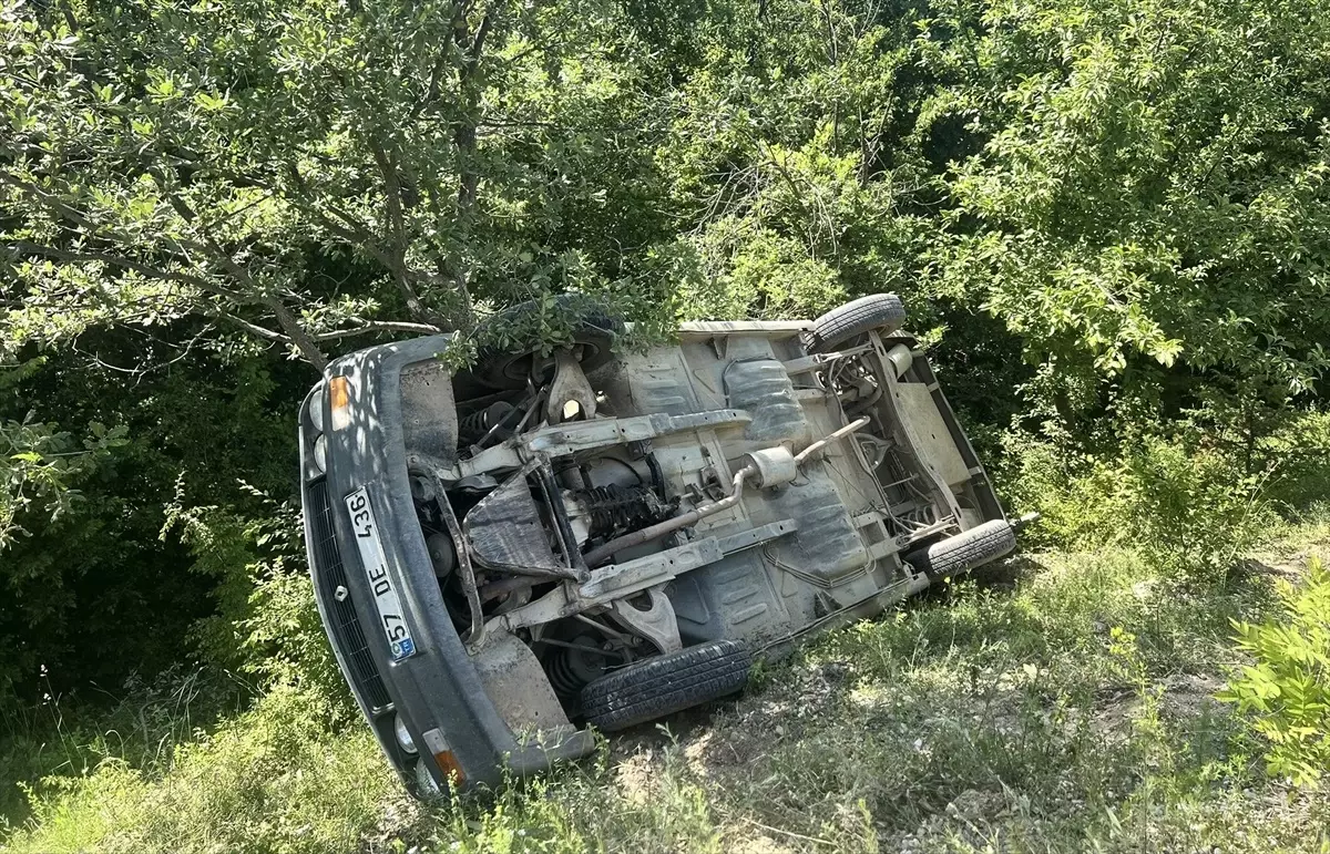 Saraydüzü'nde Devrilen Otomobilde Karı Koca Yaralandı