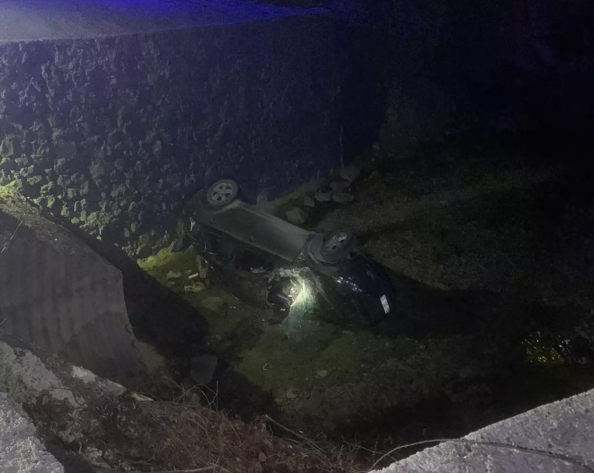 Sinop'ta Dereye Devrilen Otomobilde 3 Yaralı