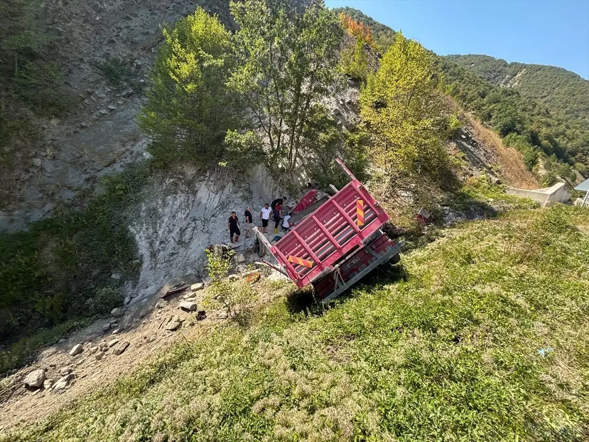 Boyabat'ta Devrilen Kamyonun Sürücüsü Hayatını Kaybetti