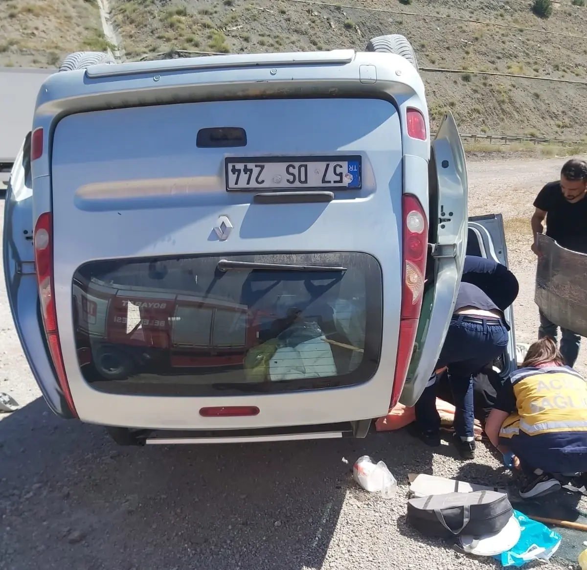 Sinop'ta Otomobil Devrildi: 3 Yaralı