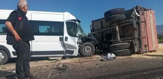 Sinop'ta Minibüs ile Traktör Çarpıştı, Arpa Yola Saçıldı